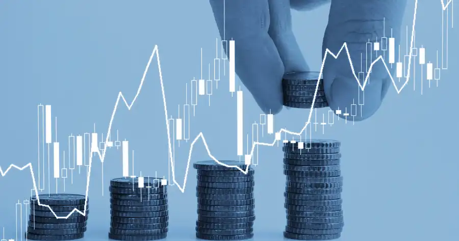 Digital Transformation Investments and Return for Companies show with the fingers of a hand which holds coins whis are loaded one on one (representing the cots) .. compared with a graph of retirn growing faster than the cost.