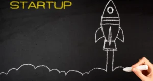 Startup rappresentata da un disegno con un razzo e la scritta startup