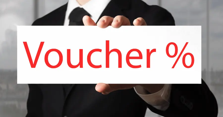 Voucher digitalizzazione PMI rappresentato da un imprenditore che tiene in mano il voucher